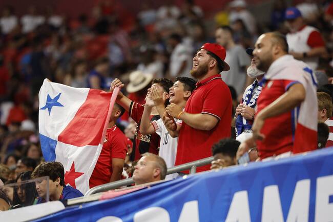 Atlanta (United States), 27/06/2024.- Panama fans cheer during the first half of the CONMEBOL Copa America 2024 group C match between Panama and USA, in Atlanta, Georgia, USA, 27 June 2024. EFE/EPA/ERIK S. LESSER