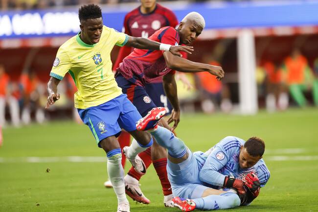 Inglewood (United States), 25/06/2024.- Costa Rica goalkeeper Patrick Sequeira (R) makes a save as Brazil defender Marquinhos (L) threatens and Costa Rica defender Jeyland Mitchell (C) defends during the second half of the CONMEBOL Copa America 2024 group D soccer match between Brazil and Costa Rica, in Inglewood, California, USA, 24 June 2024. (Brasil) EFE/EPA/CAROLINE BREHMAN
