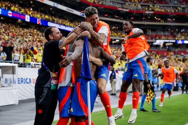 Glendale (United States), 28/06/2024.- Jhon Cordoba (C) of Colombia is mobbed by his teammates after scoring the 3-0 goal against Costa Rica during the second half of the CONMEBOL Copa America 2024 group D soccer match between Colombia and Costa Rica, in Glendale, Arizona, USA, 28 June 2024. EFE/EPA/JOHN G. MABANGLO