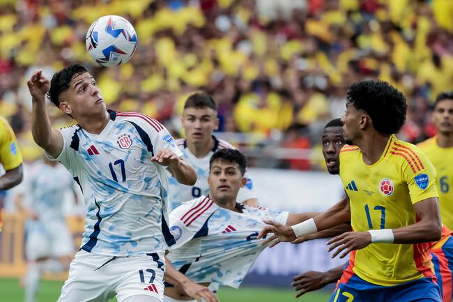Glendale (United States), 28/06/2024.- Warren Madrigal (L) of Costa Rica in action against Johan Mojica (R) of Colombia during the first half of the CONMEBOL Copa America 2024 group D soccer match between Colombia and Costa Rica, in Glendale, Arizona, USA, 28 June 2024. EFE/EPA/JOHN G. MABANGLO