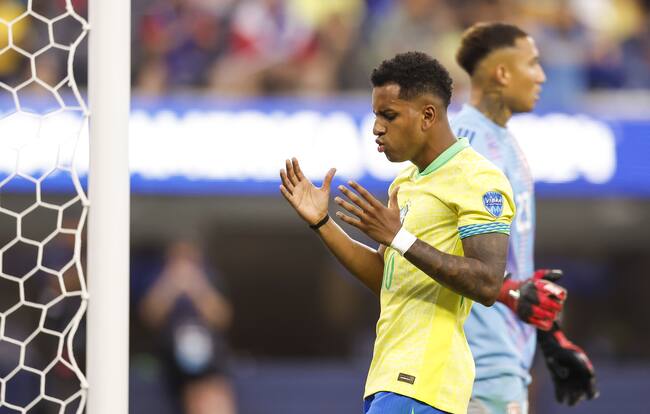 Inglewood (United States), 25/06/2024.- Brazil forward Rodrygo (L) reacts to a missed shot on goal as walks past Costa Rica goalkeeper Patrick Sequeira (R) during the second half of the CONMEBOL Copa America 2024 group D soccer match between Brazil and Costa Rica, in Inglewood, California, USA, 24 June 2024. (Brasil) EFE/EPA/CAROLINE BREHMAN