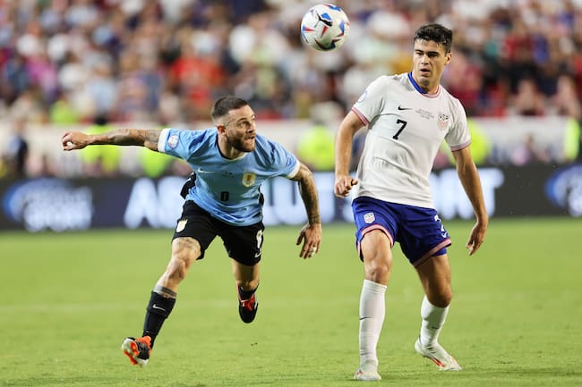 Kansas City (United States), 01/07/2024.- Uruguay&#039;s Nahitan Nandez (L) and Giovanni Reyna of the United States in action during a CONMEBOL Copa America group C soccer match in Kansas City, Missouri, USA, 01 July 2024. (Estados Unidos) EFE/EPA/WILLIAM PURNELL