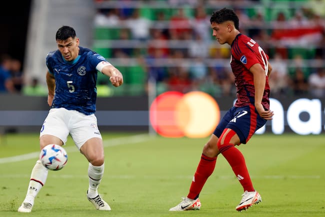 Austin (United States), 03/07/2024.- Paraguay defender Fabian Balbuena (L) in action against Costa Rica forward Warren Madrigal (R) during the first half of the CONMEBOL Copa America 2024 group D match between Costa Rica and Paraguay, in Austin, Texas, USA, 02 July 2024. EFE/EPA/ADAM DAVIS
