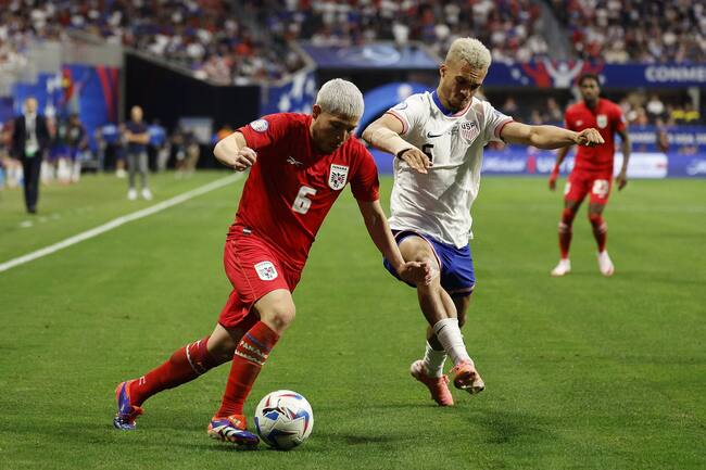 Atlanta (United States), 27/06/2024.- Cristian Martinez of Panama (L) and Antonee Robinson of the United States (R) battle for the ball during the first half of the CONMEBOL Copa America 2024 group C match between Panama and USA, in Atlanta, Georgia, USA, 27 June 2024. (Estados Unidos) EFE/EPA/ERIK S. LESSER
