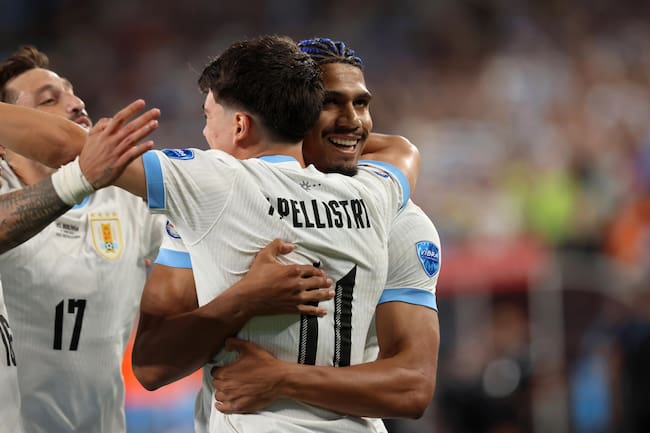 East Rutherford (United States), 28/06/2024.- Uruguay defender Ronald Araujo (R) celebrates with teammate Facundo Pellistri (C) following Pellistri&#039;s goal during the first half of a CONMEBOL Copa America 2024 group C match against Bolivia, in East Rutherford, New Jersey, USA, 27 June 2024. EFE/EPA/JUSTIN LANE