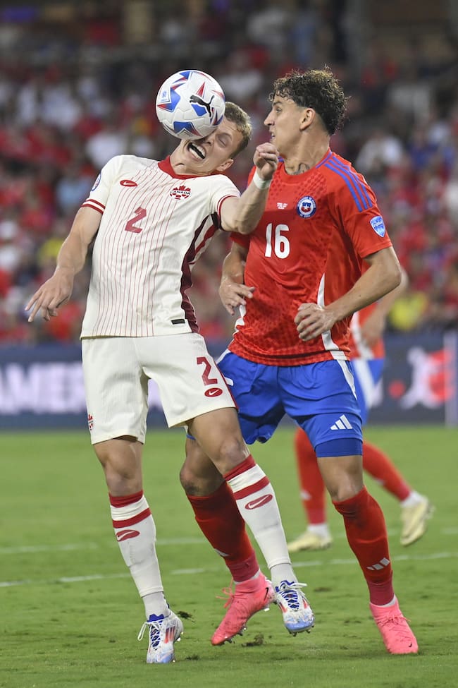 Orlando (United States), 30/06/2024.- Alistair Johnston of Canada (L) in action against Chile&#039;s Igor Lichnovsky during a CONMEBOL Copa America group A match in Orlando, Florida, USA, 29 June 2024. EFE/EPA/MIGUEL RODRIGUEZ