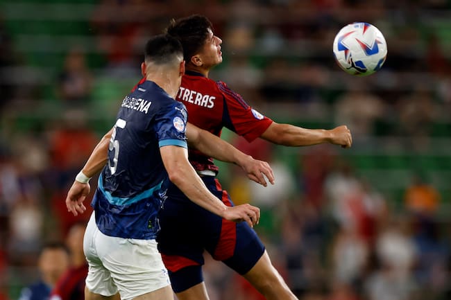 Austin (United States), 03/07/2024.- Costa Rica forward Anthony Contreras (R) in action against Paraguay defender Fabian Balbuena (L) during the second half of the CONMEBOL Copa America 2024 group D match between Costa Rica and Paraguay, in Austin, Texas, USA, 02 July 2024. EFE/EPA/ADAM DAVIS