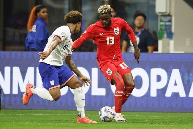 Atlanta (United States), 27/06/2024.- Freddy Gondola of Panama (R) and Weston McKennie of the United States (L) battle for the ball during the second half of the CONMEBOL Copa America 2024 group C match between Panama and USA, in Atlanta, Georgia, USA, 27 June 2024. (Estados Unidos) EFE/EPA/ERIK S. LESSER