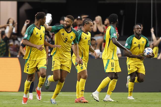 Paradise (United States), 26/06/2024.- Jamaica defender Ethan Pinnock (L) and Jamaica defender Michael Hector (2-L) celebrate after Jamaica forward Michail Antonio (R) scored during the second half of the CONMEBOL Copa America 2024 group B match between Ecuador and Jamaica, in Paradise, Nevada, USA, 26 June 2024. EFE/EPA/CAROLINE BREHMAN