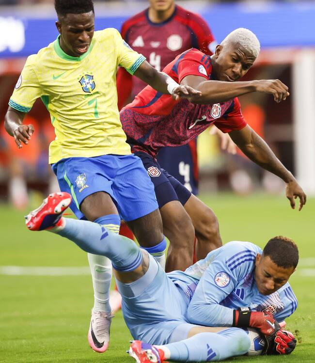 Inglewood (United States), 25/06/2024.- Costa Rica goalkeeper Patrick Sequeira (R) makes a save as Brazil defender Marquinhos (L) threatens and Costa Rica defender Jeyland Mitchell (C) defends during the second half of the CONMEBOL Copa America 2024 group D soccer match between Brazil and Costa Rica, in Inglewood, California, USA, 24 June 2024. (Brasil) EFE/EPA/CAROLINE BREHMAN