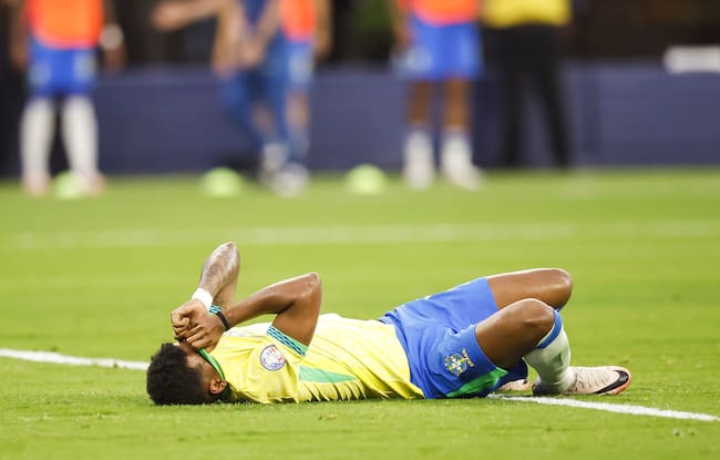 Inglewood (United States), 25/06/2024.- Brazil forward Rodrygo reacts on the ground during the second half of the CONMEBOL Copa America 2024 group D soccer match between Brazil and Costa Rica, in Inglewood, California, USA, 24 June 2024. (Brasil) EFE/EPA/CAROLINE BREHMAN