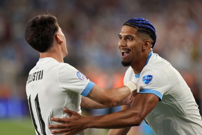 East Rutherford (United States), 28/06/2024.- Uruguay defender Ronald Araujo (R) celebrates teammate Facundo Pellistri&#039;s (L) goal during the first half of a CONMEBOL Copa America 2024 group C match against Bolivia, in East Rutherford, New Jersey, USA, 27 June 2024. EFE/EPA/JUSTIN LANE