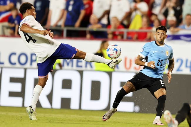 Kansas City (United States), 01/07/2024.- Tyler Adams of the United States (L) and Uruguay&#039;s Cristian Olivera in action during a CONMEBOL Copa America group C soccer match in Kansas City, Missouri, USA, 01 July 2024. (Estados Unidos) EFE/EPA/WILLIAM PURNELL