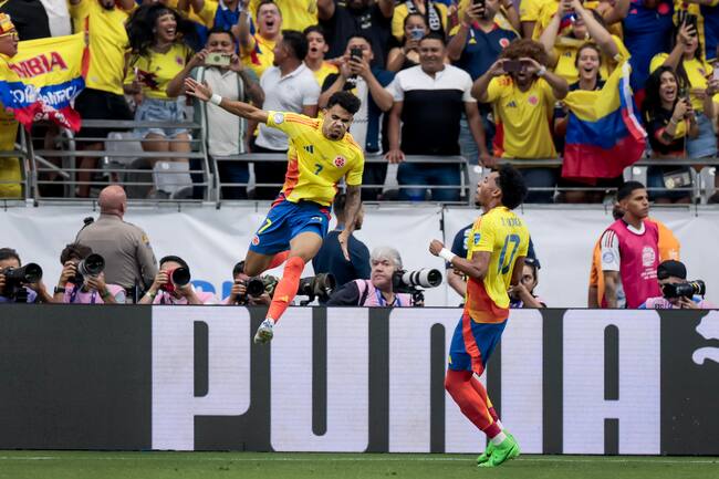 Glendale (United States), 28/06/2024.- Luis Diaz (L) of Colombia celebrates with Johan Mojica (R) of Colombia after Diaz scored the first goal against Costa Rica on a penalty kick during the first half of the CONMEBOL Copa America 2024 group D soccer match between Colombia and Costa Rica, in Glendale, Arizona, USA, 28 June 2024. EFE/EPA/JOHN G. MABANGLO