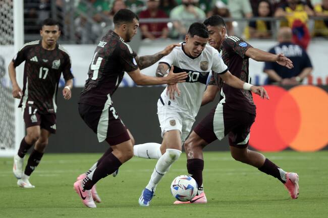 Glendale (United States), 30/06/2024.- Kendry Paez of Ecuador (C) in action during the CONMEBOL Copa America 2024 group B soccer match between Mexico and Ecuador in Glendale, Arizona, USA, 30 June 2024. EFE/EPA/JOHN G. MABANGLO