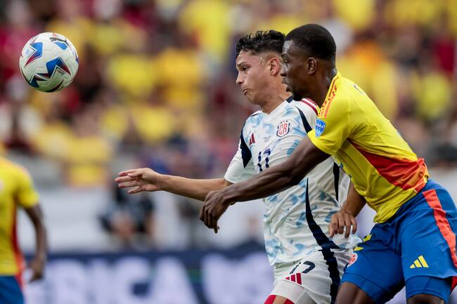 Glendale (United States), 28/06/2024.- Warren Madrigal (L) of Costa Rica in action against Carlos Cuesta (R) of Colombia during the first half of the CONMEBOL Copa America 2024 group D soccer match between Colombia and Costa Rica, in Glendale, Arizona, USA, 28 June 2024. EFE/EPA/JOHN G. MABANGLO