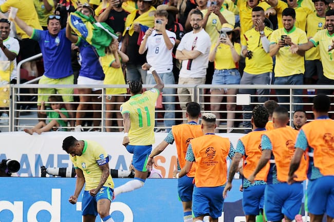 Santa Clara (United States), 02/07/2024.- Brazil forward Raphinha (C) reacts after scoring against Colombia during a penalty kick during the first half of the CONMEBOL Copa America 2024 group D soccer match between Brazil and Colombia, in Santa Clara, California, USA, 02 July 2024. (Brasil) EFE/EPA/JOHN G. MABANGLO