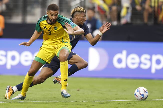 Paradise (United States), 26/06/2024.- Ecuador forward Kevin Rodriguez (R) gets the ball past Jamaica defender Michael Hector (L) during the second half of the CONMEBOL Copa America 2024 group B match between Ecuador and Jamaica, in Paradise, Nevada, USA, 26 June 2024. EFE/EPA/CAROLINE BREHMAN