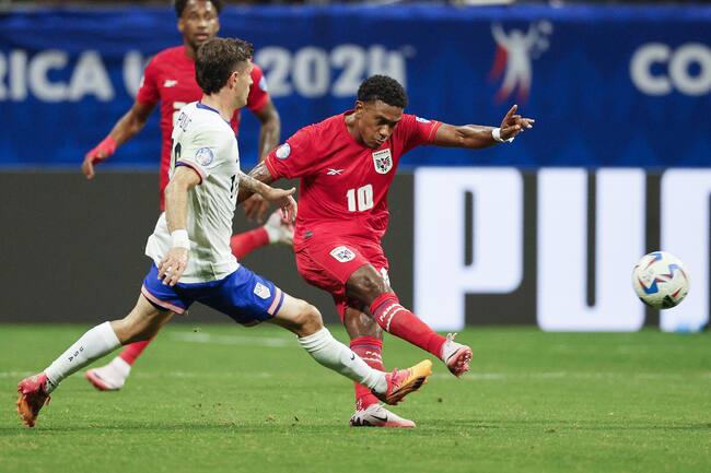 Atlanta (United States), 27/06/2024.- Christian Pulisic of the United States (L) and Yoel Barcenas of Panama (R) battle for the ball during the second half of the CONMEBOL Copa America 2024 group C match between Panama and USA, in Atlanta, Georgia, USA, 27 June 2024. (Estados Unidos) EFE/EPA/ERIK S. LESSER