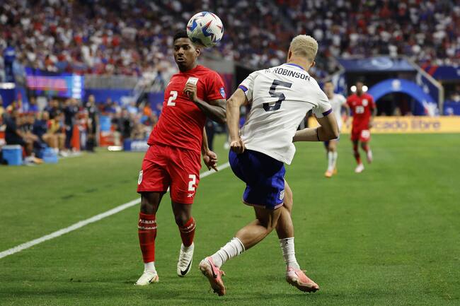 Atlanta (United States), 27/06/2024.- Antonee Robinson of the United States (R) and Cesar Blackman of Panama (L) battle for the ball during the first half of the CONMEBOL Copa America 2024 group C match between Panama and USA, in Atlanta, Georgia, USA, 27 June 2024. (Estados Unidos) EFE/EPA/ERIK S. LESSER