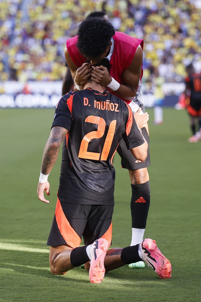 Santa Clara (United States), 02/07/2024.- Colombia defender Daniel Munoz (L) is greeted by Colombia defender Johan Mojica (R) after scoring during the first half of the CONMEBOL Copa America 2024 group D soccer match between Brazil and Colombia, in Santa Clara, California, USA, 02 July 2024. (Brasil) EFE/EPA/JOHN G. MABANGLO