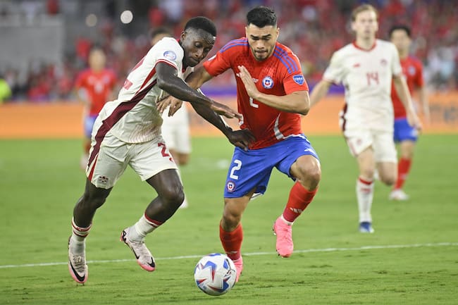 Orlando (United States), 30/06/2024.- Richie Laryea of Canada (L) in action against Chile&#039;s Gabriel Suazo during a CONMEBOL Copa America group A match in Orlando, Florida, USA, 29 June 2024. EFE/EPA/MIGUEL RODRIGUEZ