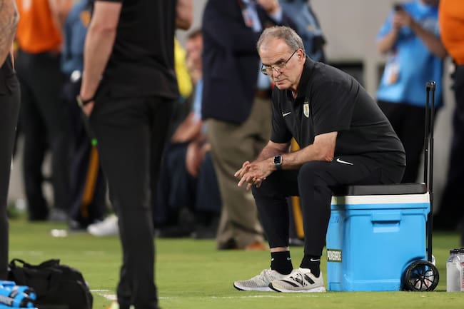 East Rutherford (United States), 28/06/2024.- Uruguay head coach Marcelo Bielsa watches during the first half of a CONMEBOL Copa America 2024 group C match between Uruguay and Bolivia, in East Rutherford, New Jersey, USA, 27 June 2024. EFE/EPA/JUSTIN LANE