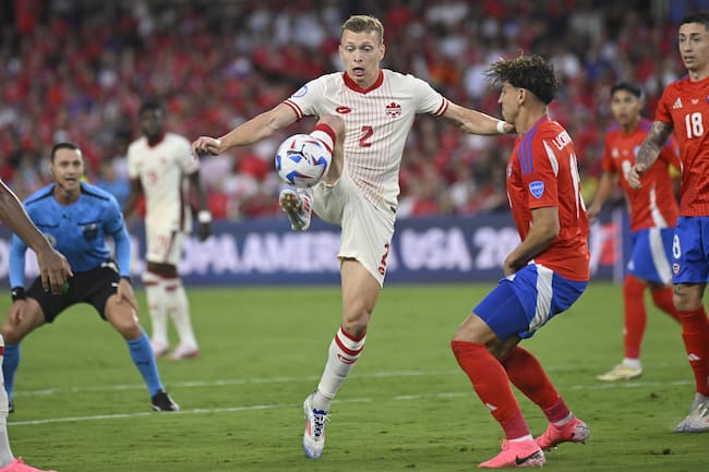 Orlando (United States), 30/06/2024.- Alistair Johnston of Canada (L) in action against Chile&#039;s Igor Lichnovsky during a CONMEBOL Copa America group A match in Orlando, Florida, USA, 29 June 2024. EFE/EPA/MIGUEL RODRIGUEZ
