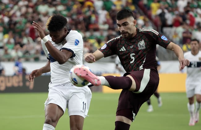 Glendale (United States), 30/06/2024.- Johan Vasquez of Mexico (R) and Kevin Rodriguez of Ecuador (L) in action during the CONMEBOL Copa America 2024 group B soccer match between Mexico and Ecuador in Glendale, Arizona, USA, 30 June 2024. EFE/EPA/JOHN G. MABANGLO